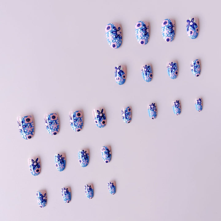 Kunstnagelset mit floralen Akzenten und lebendigen Mustern Karnz
