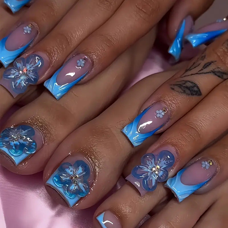 Blumeninspiriertes Press-On Nageldesign Karnz