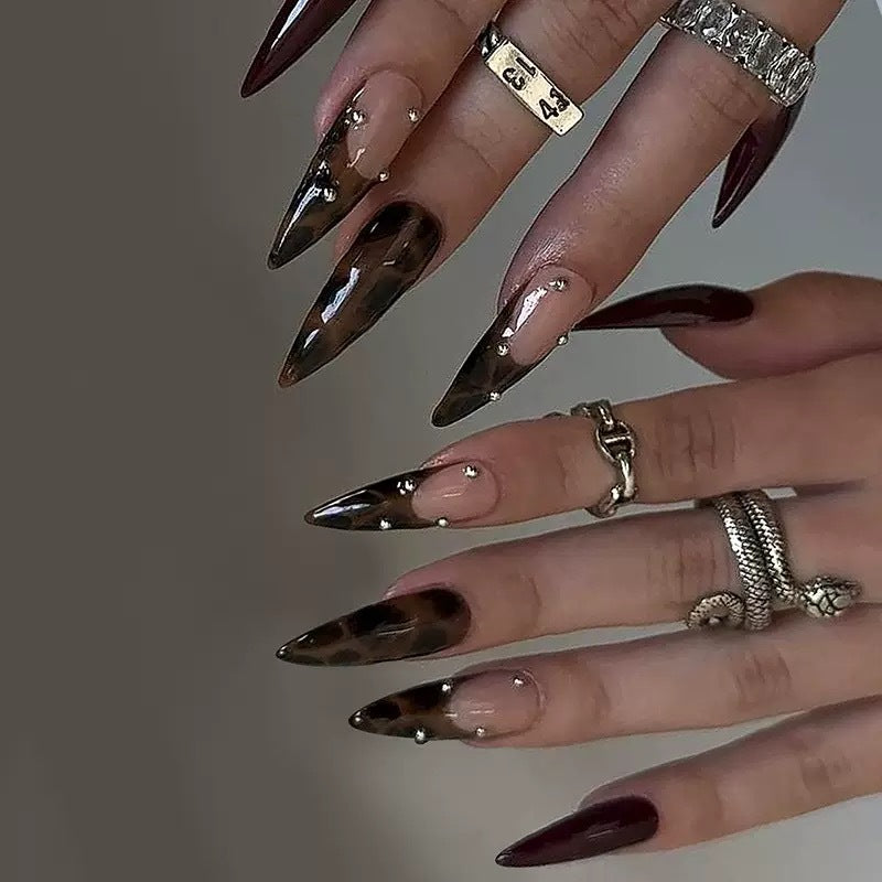 Kunstnagelset mit eleganten Spitzen und geschmackvollen Akzenten Karnz