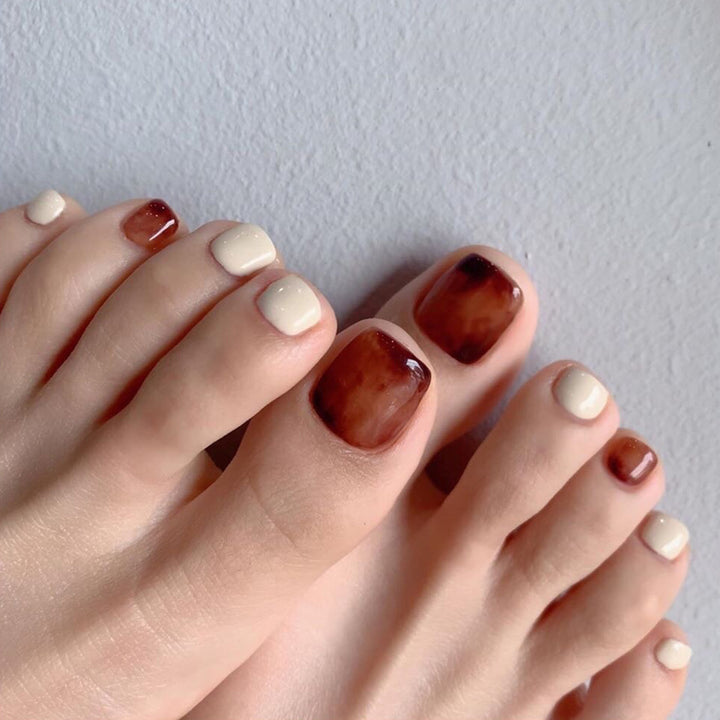 Kunstvolle Fußnagelgestaltung mit satten Farbverläufen Karnz