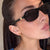 Damen schicke modische Sonnenbrille mit goldenen Akzenten Karnz