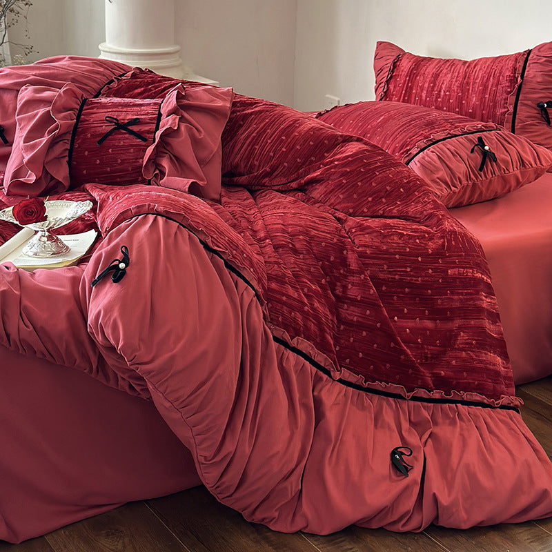 Bettwäsche-Garnitur aus samtiger Microfaser mit Volant, Zierbändern und gesteppter Struktur