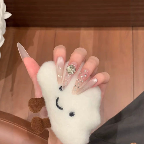 Glamouröse Stiletto-Nagelverlängerungen mit Glitzerakzenten