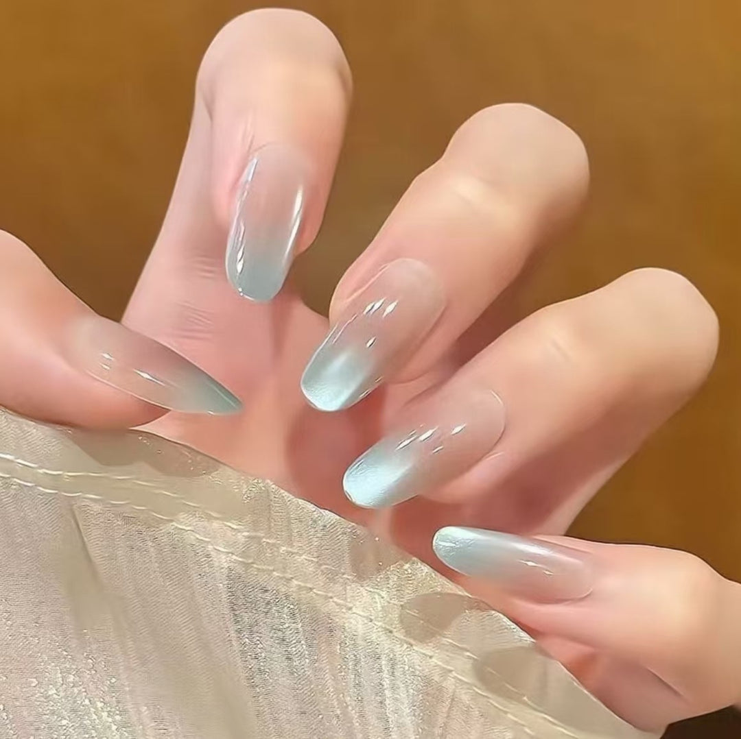 Elegante mandelförmige Nagelverlängerungen