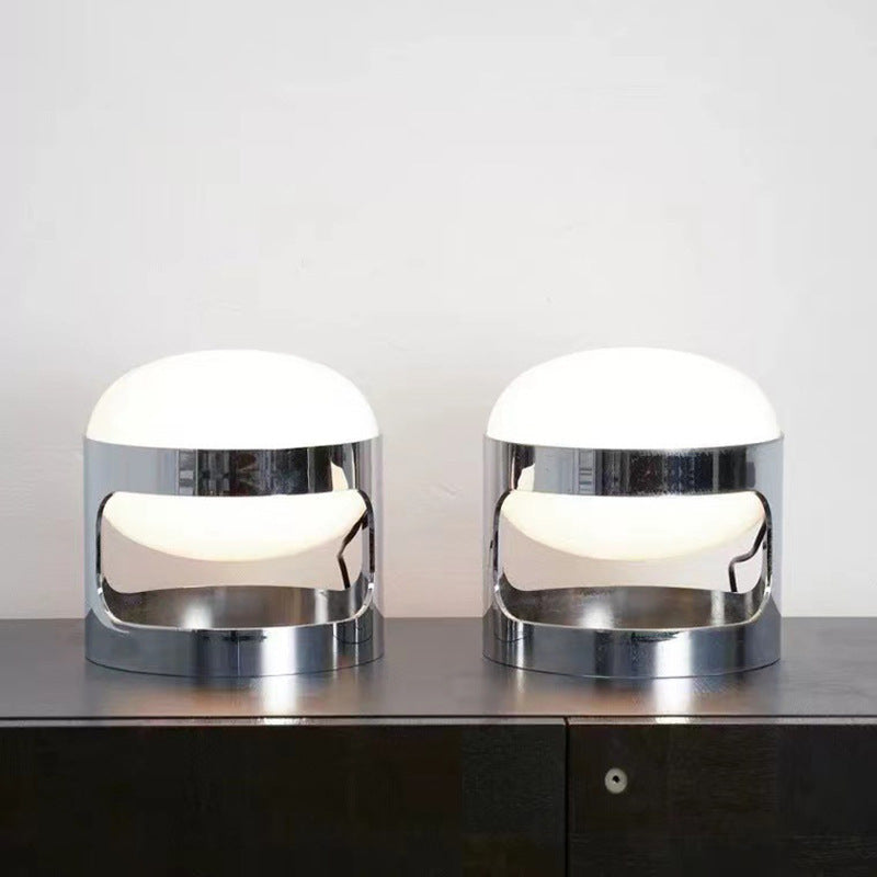Moderne stilvolle Tischlampe mit Chromfuß
