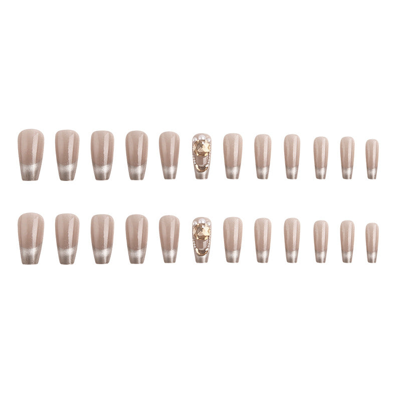 Kunstnagelset mit glamourösen Gold- und Glitzerakzenten Karnz