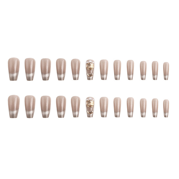 Kunstnagelset mit glamourösen Gold- und Glitzerakzenten Karnz