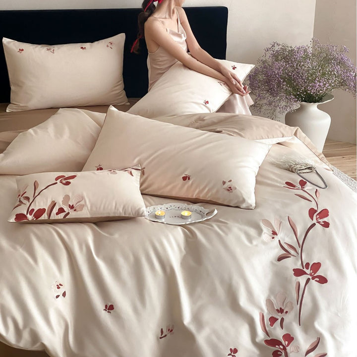Floral Satin-Feel Wendebettbezug Set mit bestickten botanischen Akzenten und Oxford Kissenbezügen