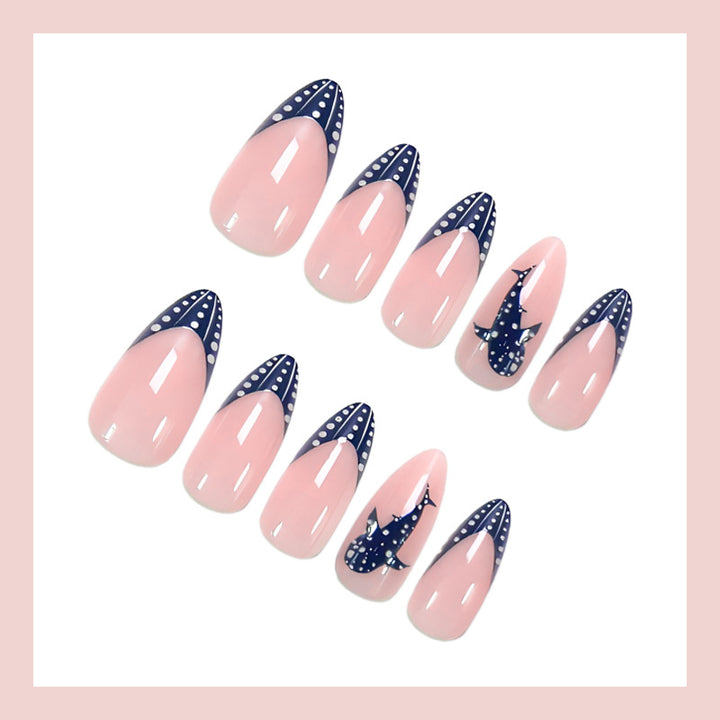 Kunstnagelset mit elegantem Design und kreativen Verzierungen Karnz