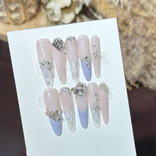 Glamouröser Stiletto Press-On Nagelset mit Strassakzenten