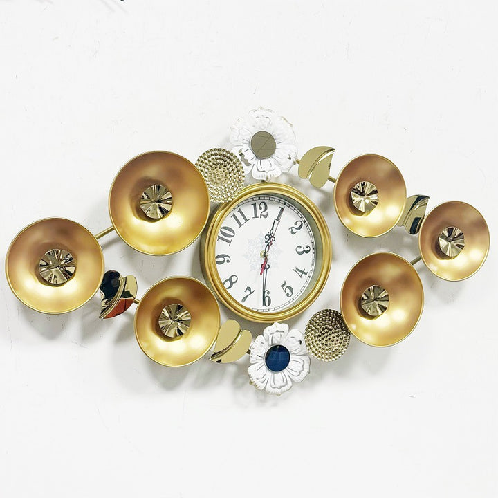Elegante dekorative Wanduhr mit floralen Akzenten Karnz