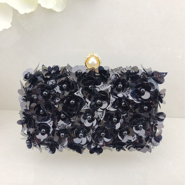 Blumig verzierte Abend-Clutch