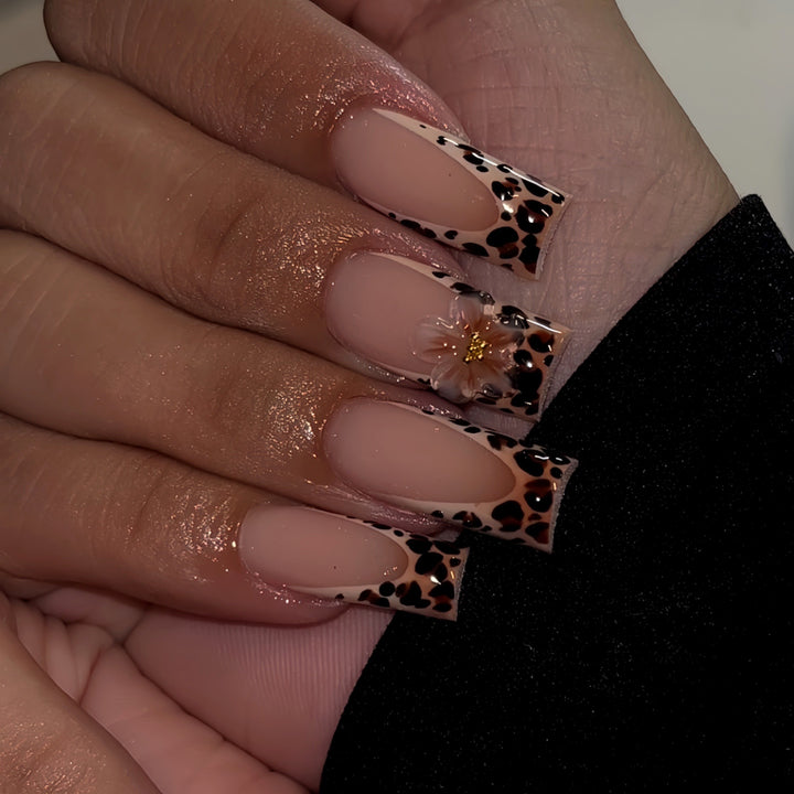 Elegante Tierdruck Press-On Nagelkunst Karnz