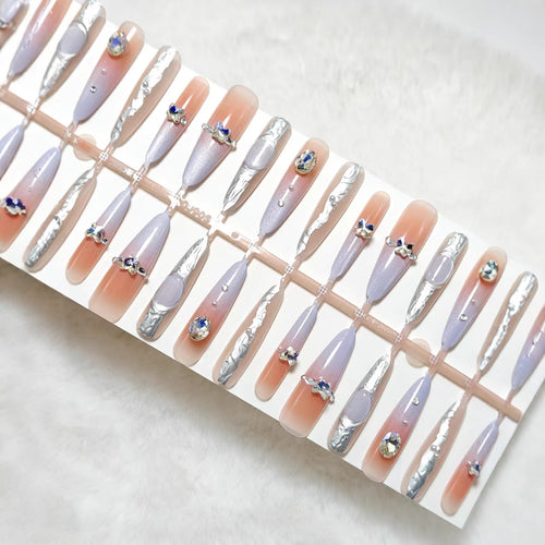 Kunstnägel mit Elegantem Glitzer-Design und Feinen 3D Verzierungen Karnz