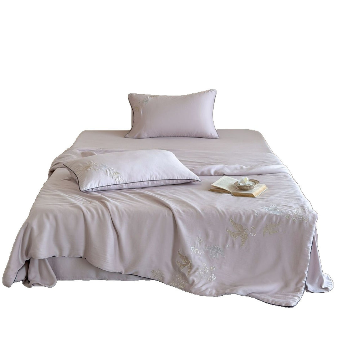 Elegantes besticktes Bettwäsche-Set aus Baumwollsatin mit Passepoil und Vogelmotiv