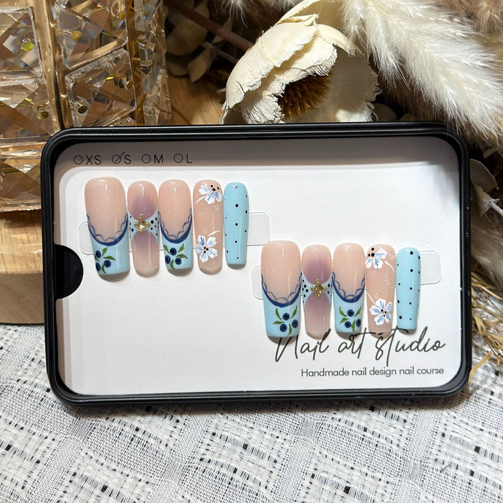 Künstlerisches Press-On-Nagelset mit floralem und geometrischem Design Karnz
