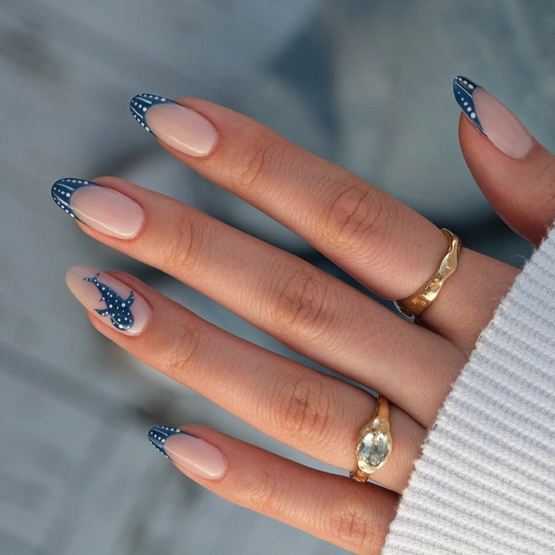 Kunstnagelset mit elegantem Design und kreativen Verzierungen Karnz