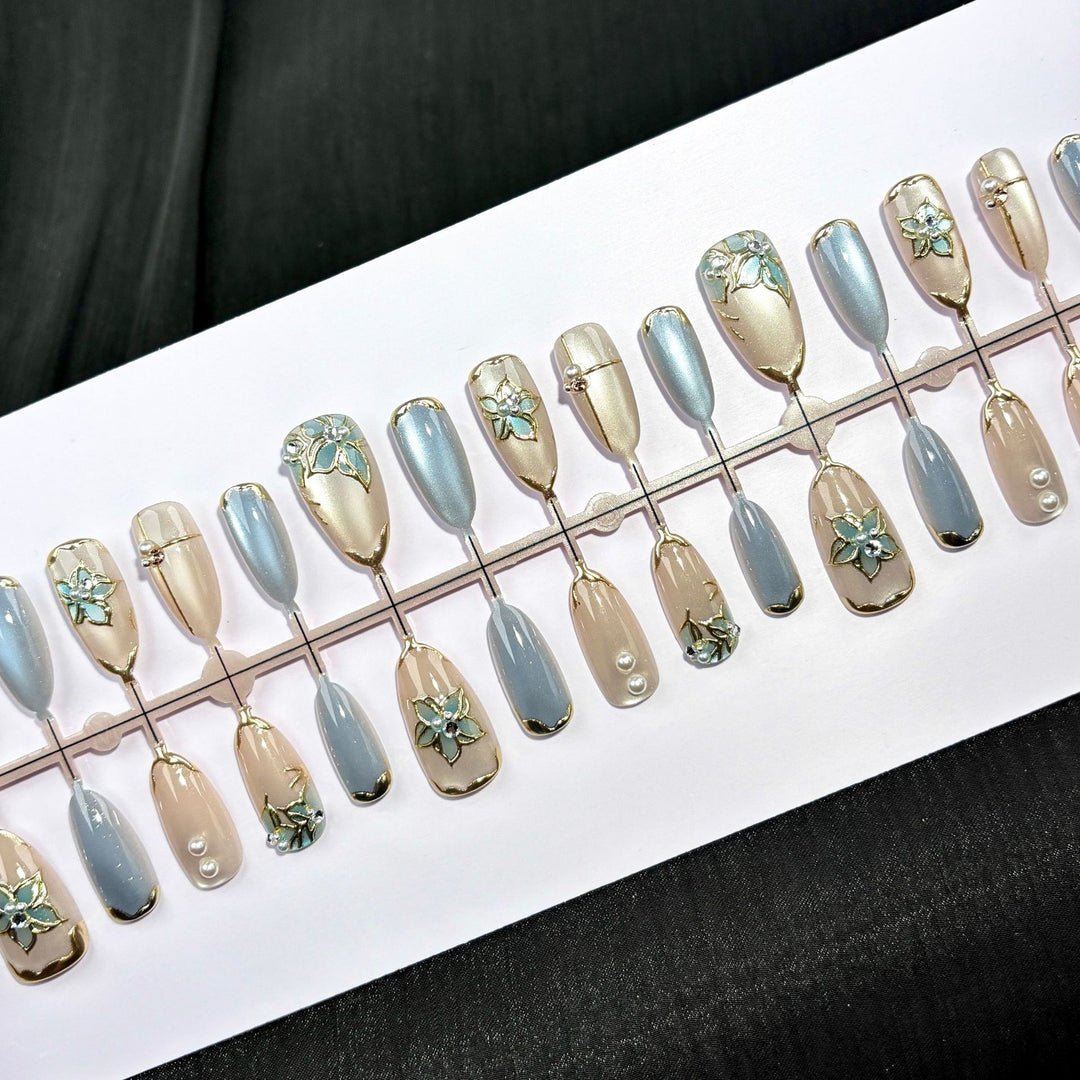 Künstlerisches Floral Press-On Nagelset