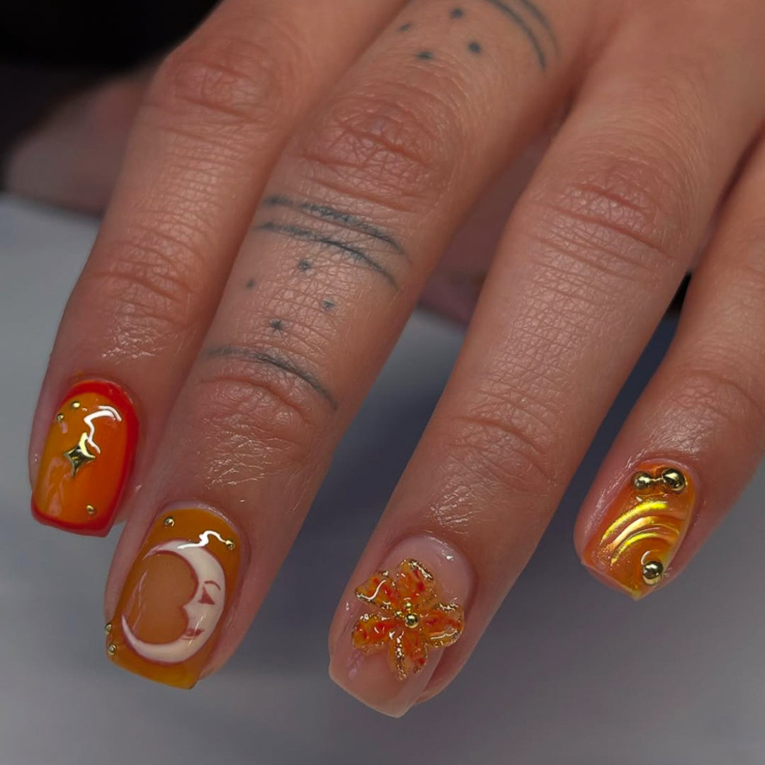 Kunstfingernägel mit Floralen Motiven und Glitzerakzenten Karnz