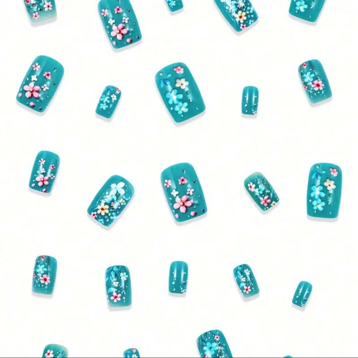 Kunstnagelset mit lebhaften Blumenmotiven Karnz