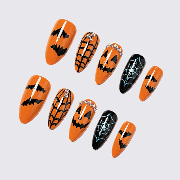 Kunstnagelset mit Halloween-Motiven und Glitzerelementen Karnz