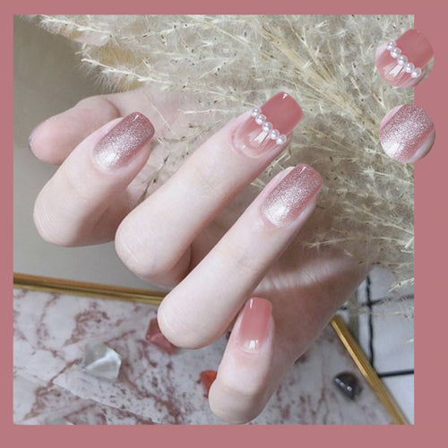 Elegante Perlen- und Glitzer-Press-On-Nagelkunst