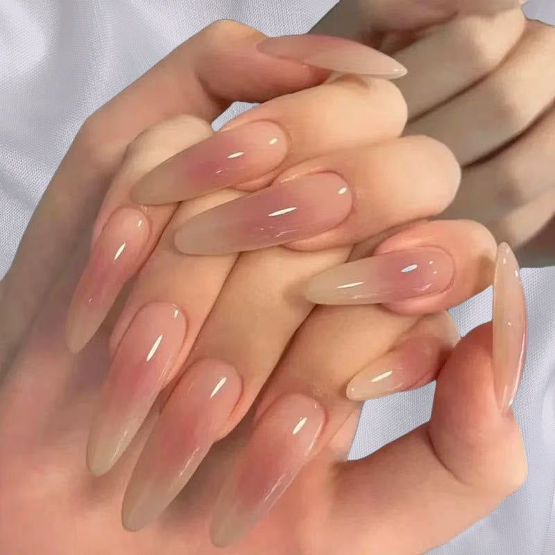 Elegante Kunstnägel im modernen Stiletto-Stil Karnz