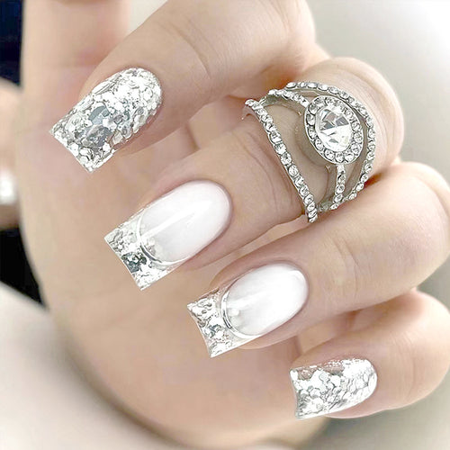 Elegante Kristallakzent Press-On Nagelspitzen Karnz