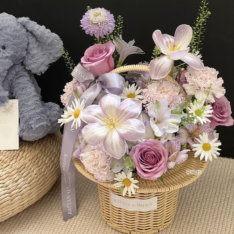 Luxuriöse handgefertigte Blumenkorbbesteckung