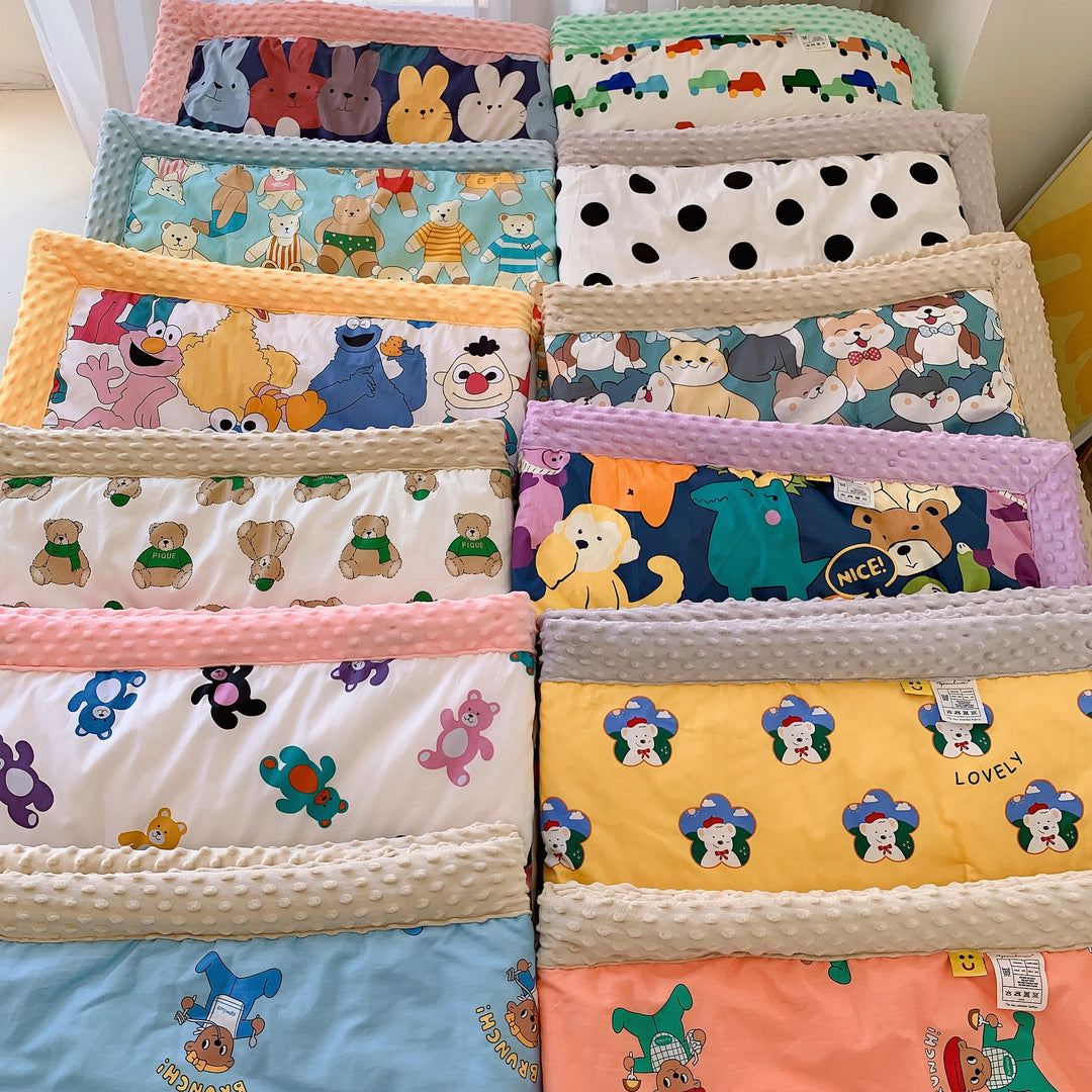 Kinder-Steppdecke mit buntem Dinosaurier-Print und weicher Minky-Borte