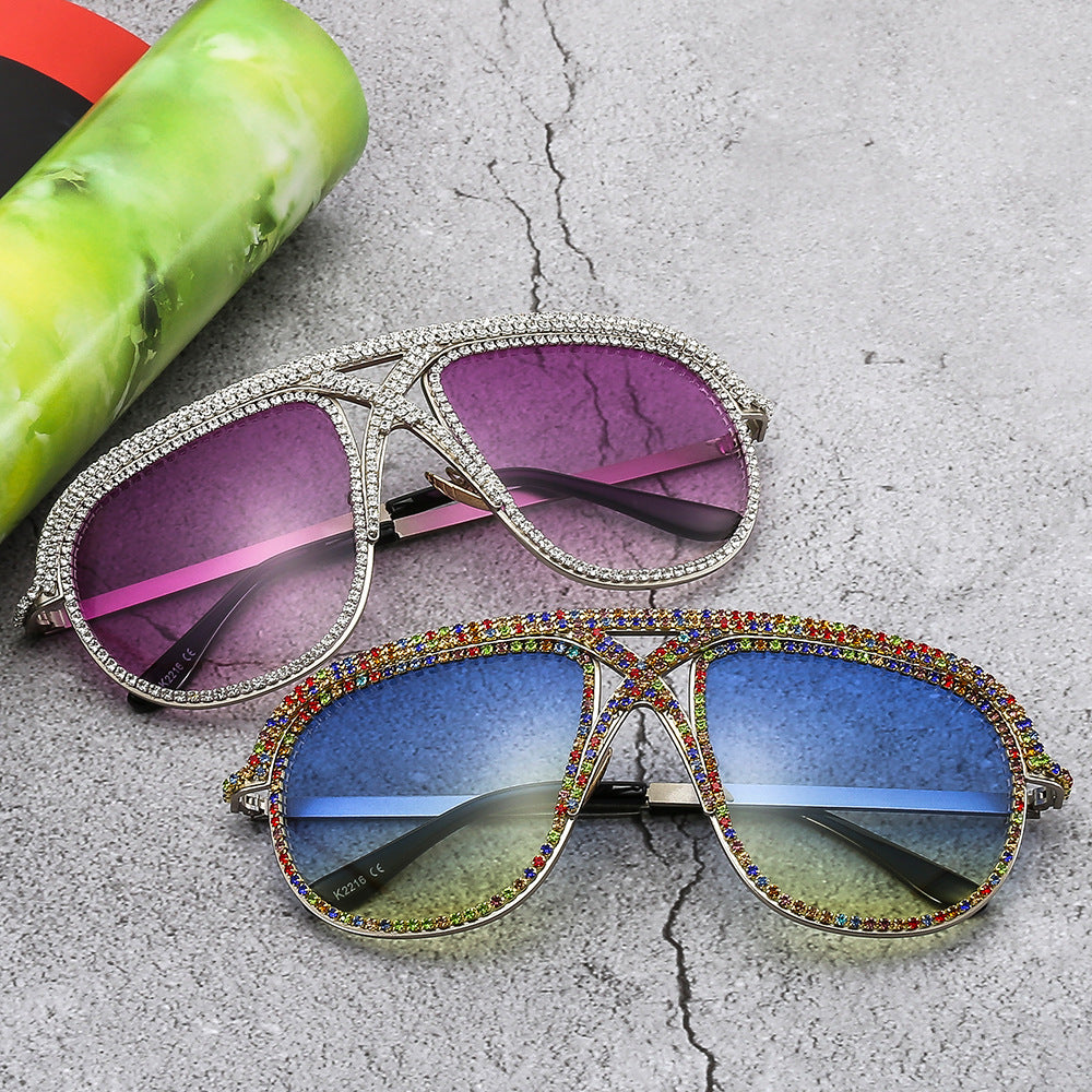 Damen eleganten Sonnenbrille mit glitzerndem Rahmen und gradienten Gläsern Karnz
