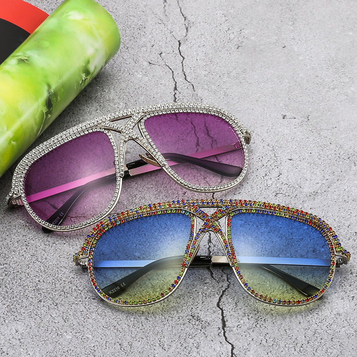Damen eleganten Sonnenbrille mit glitzerndem Rahmen und gradienten Gläsern Karnz