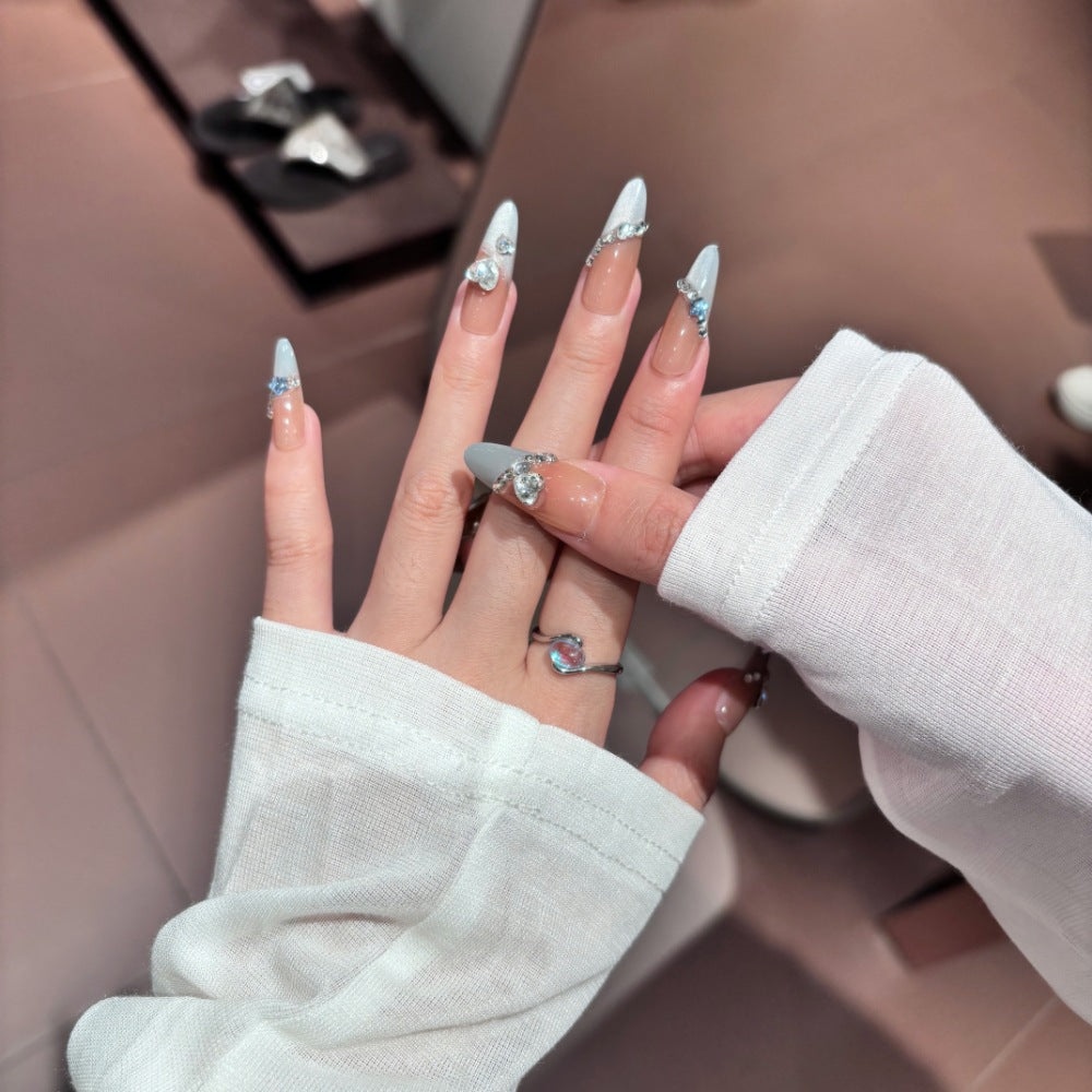 Elegante Stiletto Press-On Nägel mit aufwendigen floralen Akzenten Karnz