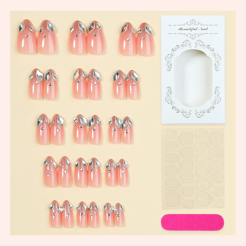 Dekorativer Druck-Nagelset mit eleganten silbernen Akzenten Karnz