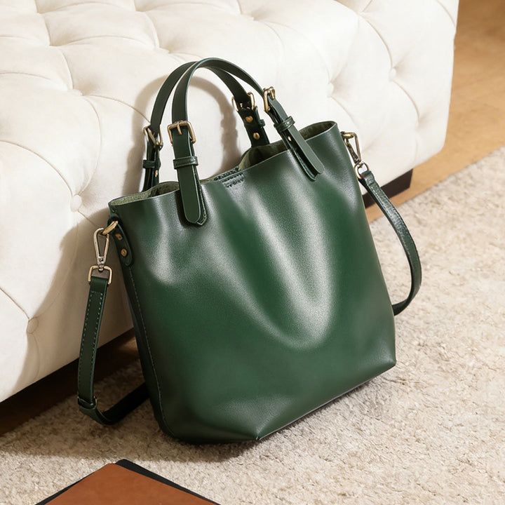 Strukturierte vegane Ledertasche mit verstellbarem Riemen und goldenen Beschlägen
