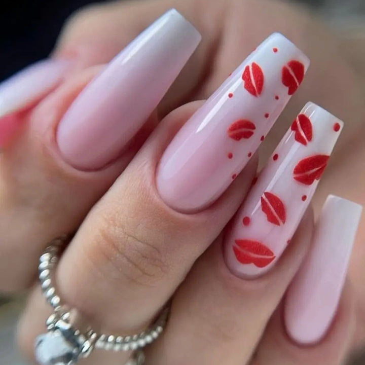 Kunstvolle Stiletto-Nägel mit Lippenmotiven Karnz