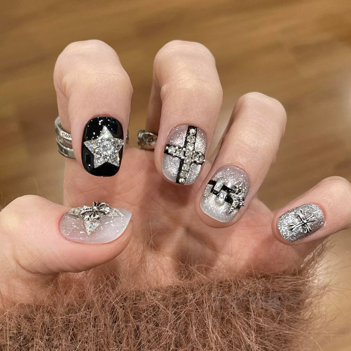 Glamouröse Kunstnägel mit Strass- und Glitzermotiven Karnz
