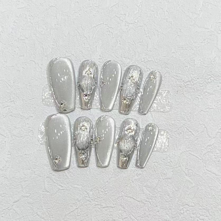 Elegantes Press-On-Nagelset mit Metallic-Finish Karnz