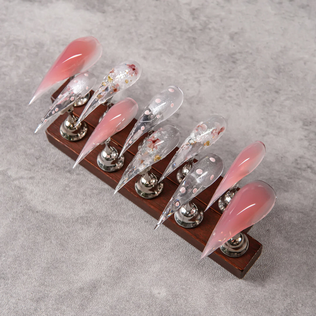 Stiletto Press-On Nail Art Set mit stilvollen metallischen Akzenten
