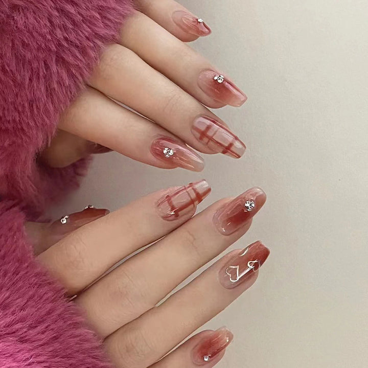 Elegante Nagelkunst mit Glitzerakzenten Karnz