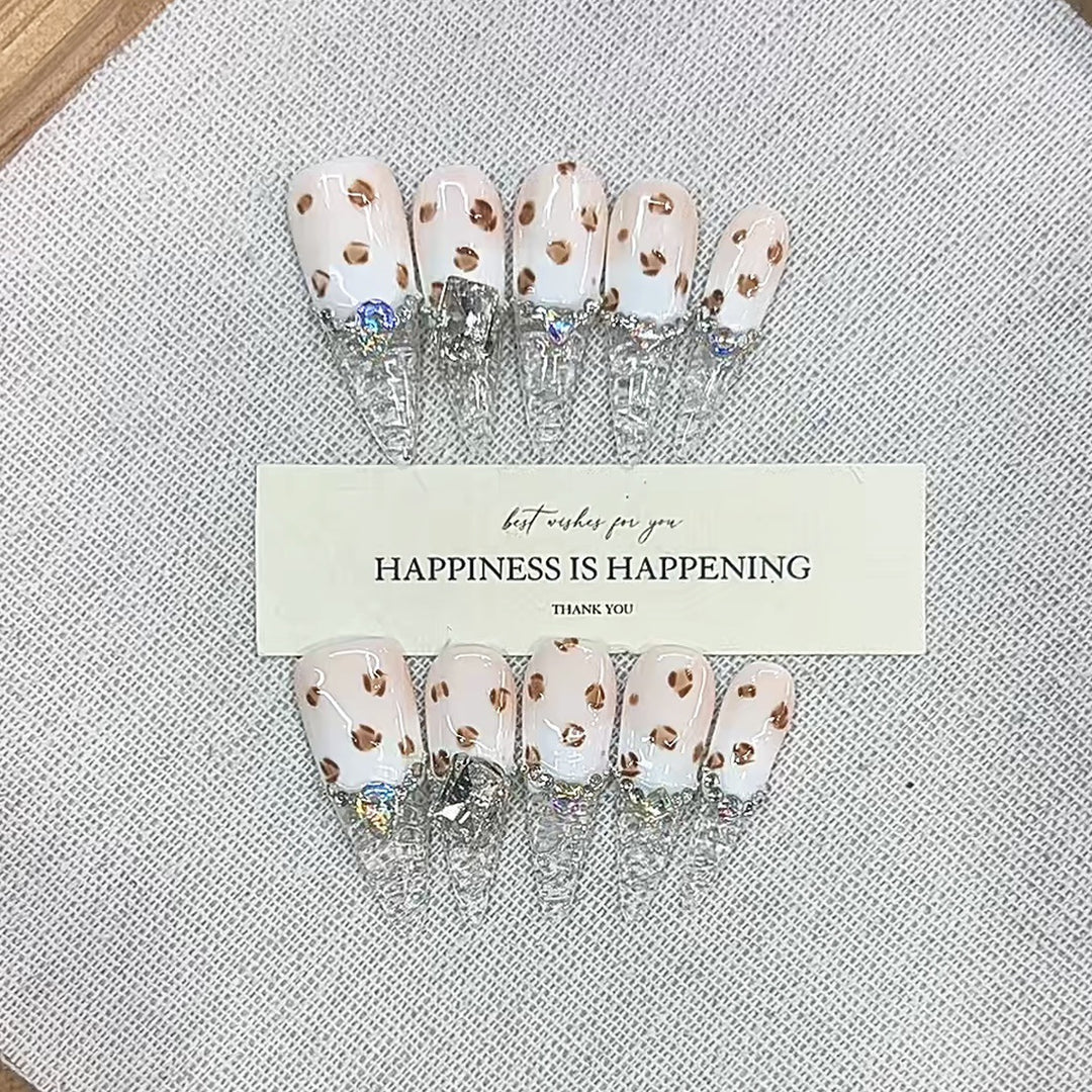 Press-On Nagelkunst mit Glitzer und Edelstein-Akzenten Karnz