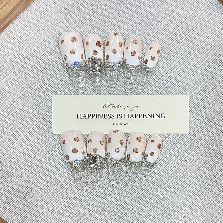Press-On Nagelkunst mit Glitzer und Edelstein-Akzenten Karnz