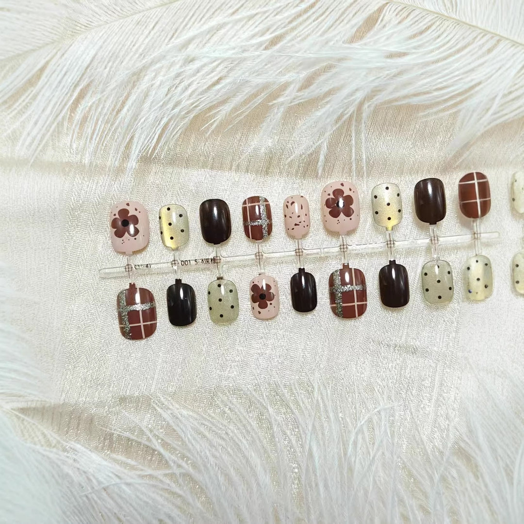 Kunstnägel mit floralem und glitzerndem Design Karnz
