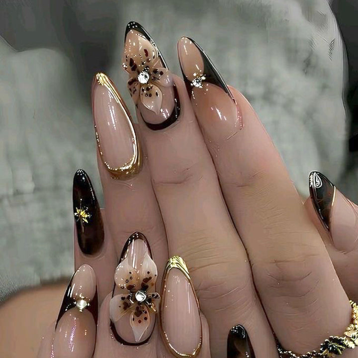 Künstlerisches Press-On-Nagelset mit eleganten floralen und abstrakten Designs Karnz