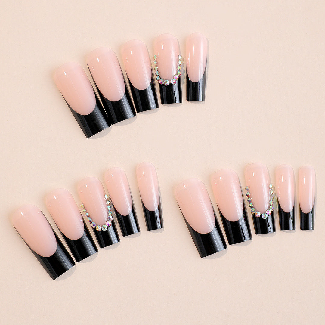 Kunstnagelset mit eleganten Strassverzierungen und stilvollem Hochglanz Karnz