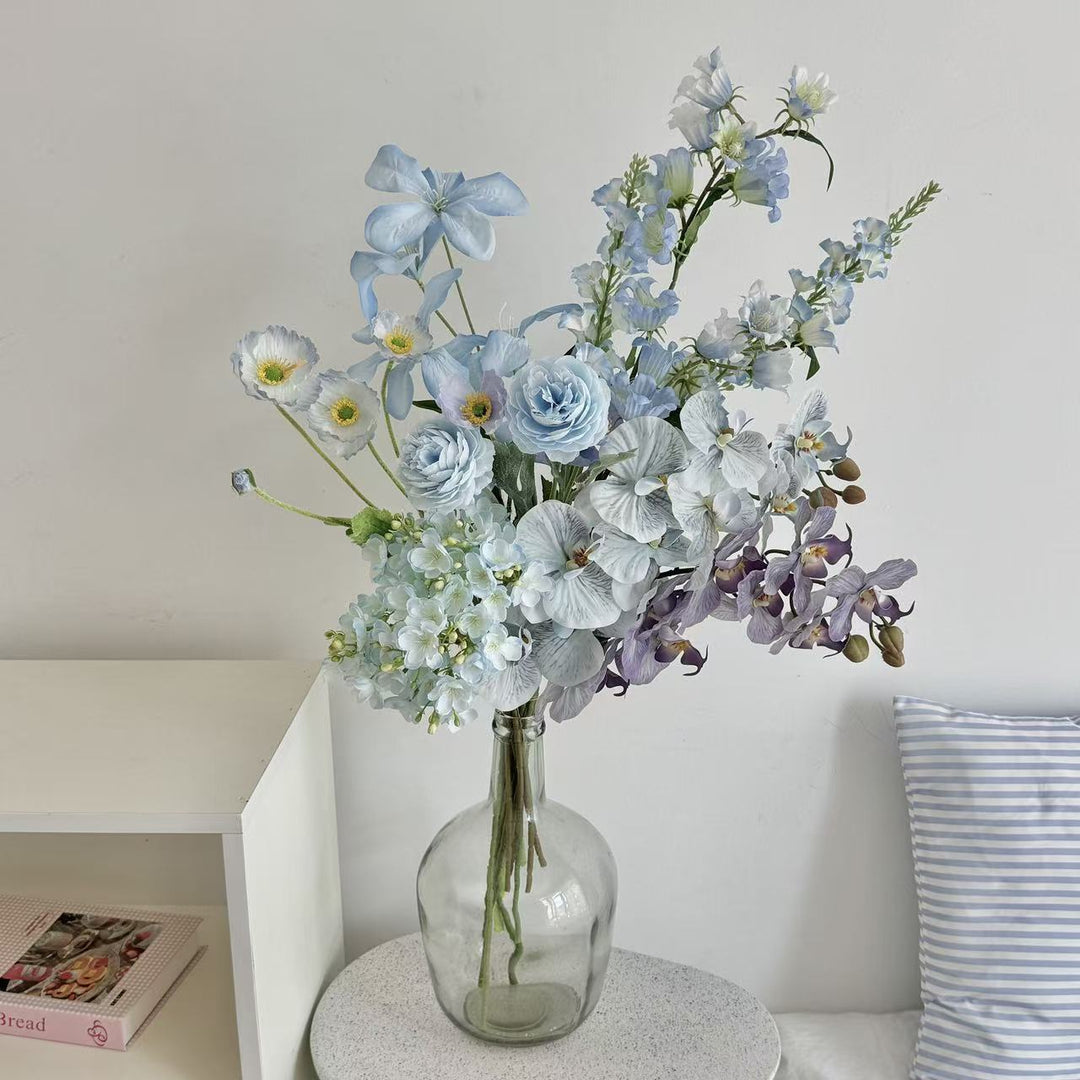 Luxuriöser Kunstblumenstrauß mit blühenden Orchideen Karnz