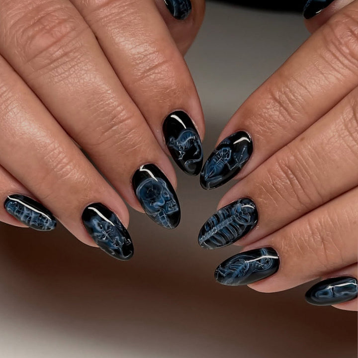 Künstliche Fingernägel mit Modernem Gothic Design Karnz