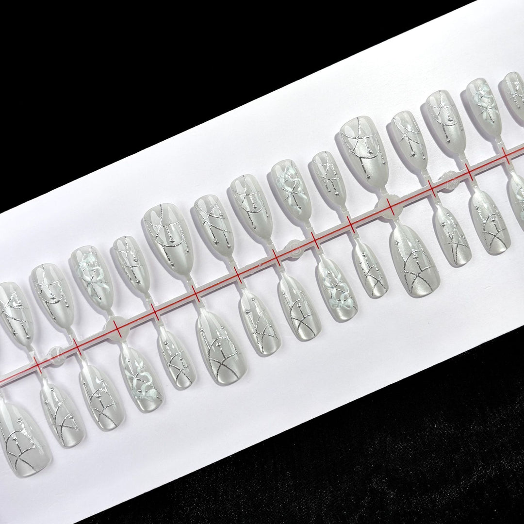 Dekoratives Press-On-Nagelset mit elegantem silbernem Design