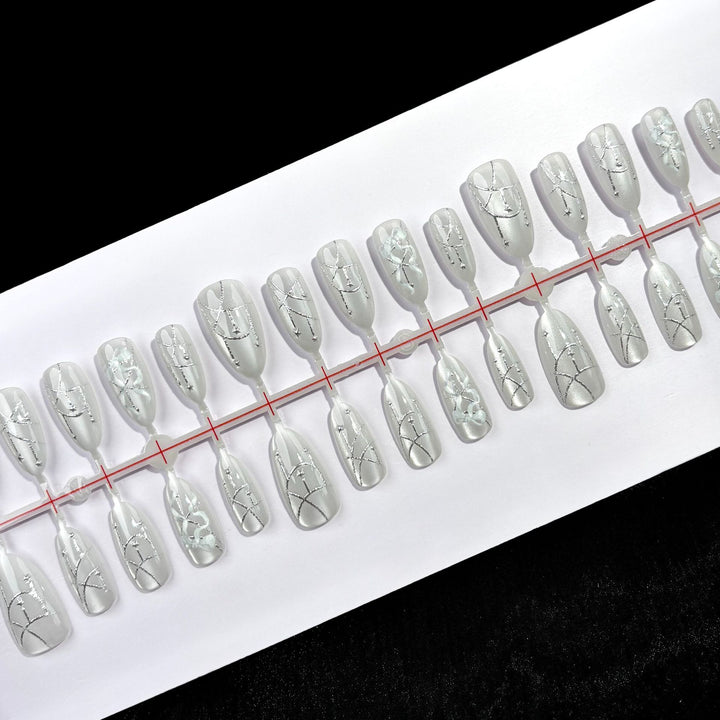 Dekoratives Press-On-Nagelset mit elegantem silbernem Design
