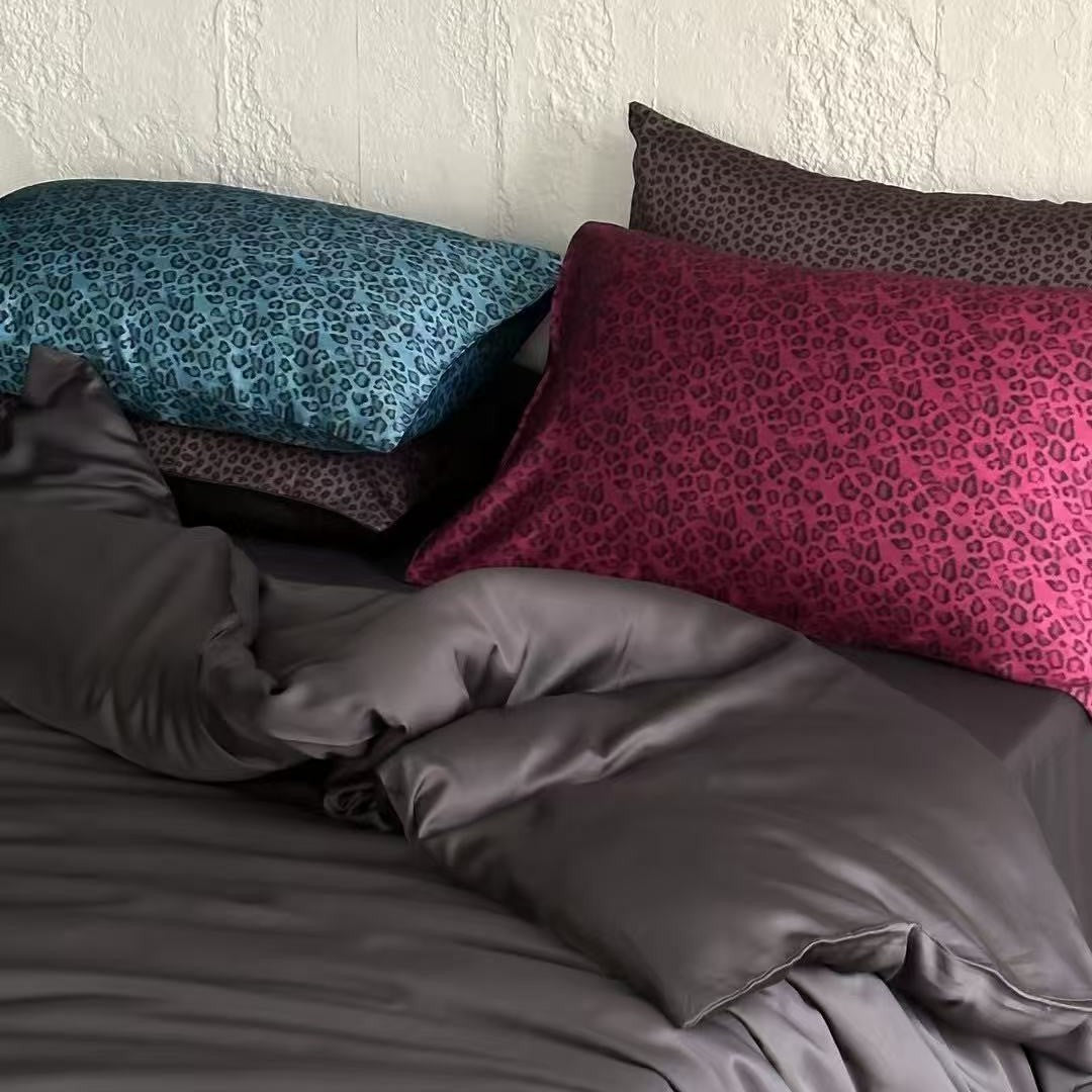 Seidenglänzende Satin-Bettwäschegarnitur mit glattem Fall und Animal-Print-Kissen